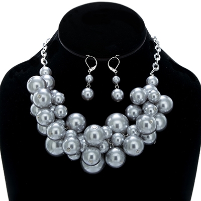 Wholesale beige Glass Pearl Cluster Bib Necklace Lead Compliant Necklace Approx