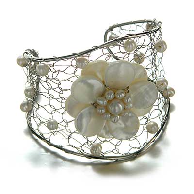 Wholesale beige Genuine Shell Floral Glass Bead Bracelet Adjustable Wire Band Ma